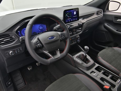 Armaturenbrett eines Ford Kuga ST-Line X 150PS / Winter-P. / Klima / Navi in Frost-weiß 