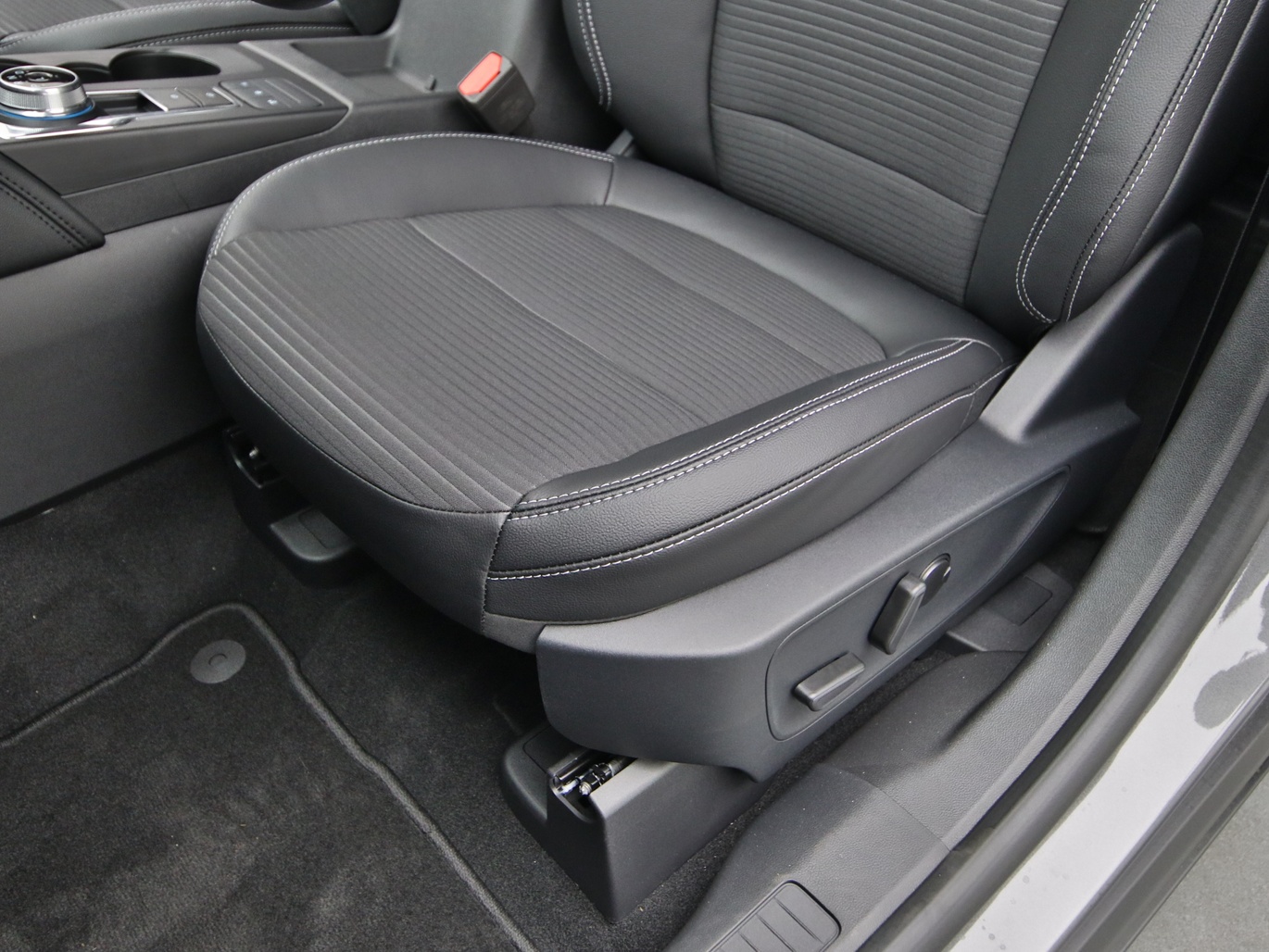  Ford Kuga Titanium X 190PS Full-Hybrid Aut. 4x4 in Magnetic Grau 