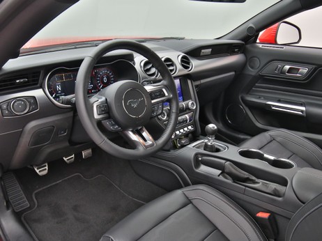 Armaturenbrett eines Ford Mustang GT Coupé V8 450PS / Premium 2 / B&O in Race-rot 
