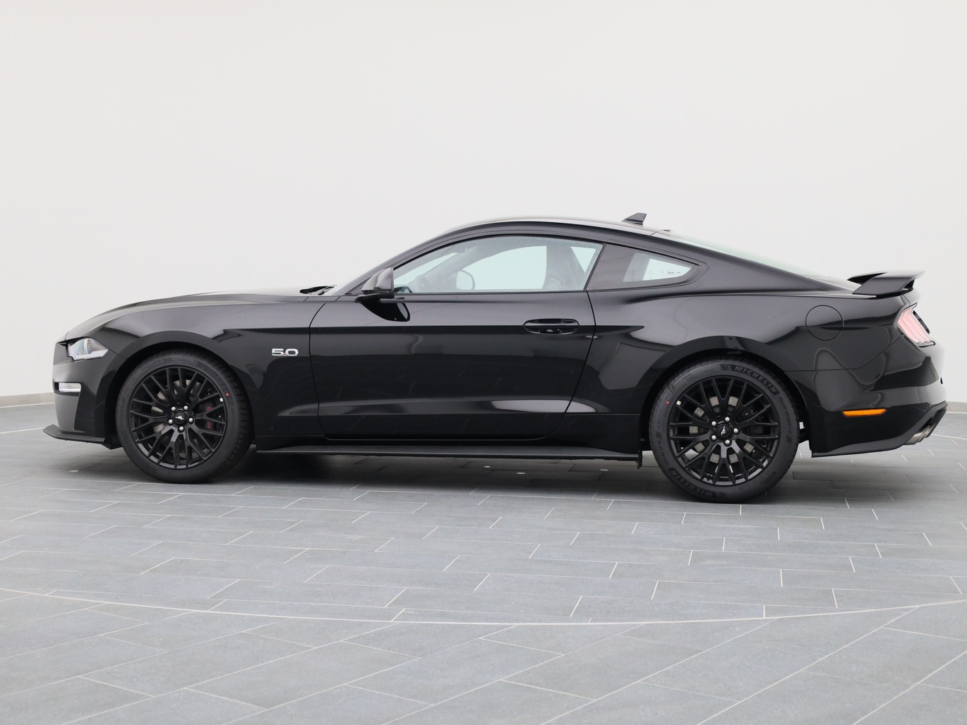  Ford Mustang GT Coupé V8 450PS / Premium 2 / Magne in Iridium Schwarz von Links