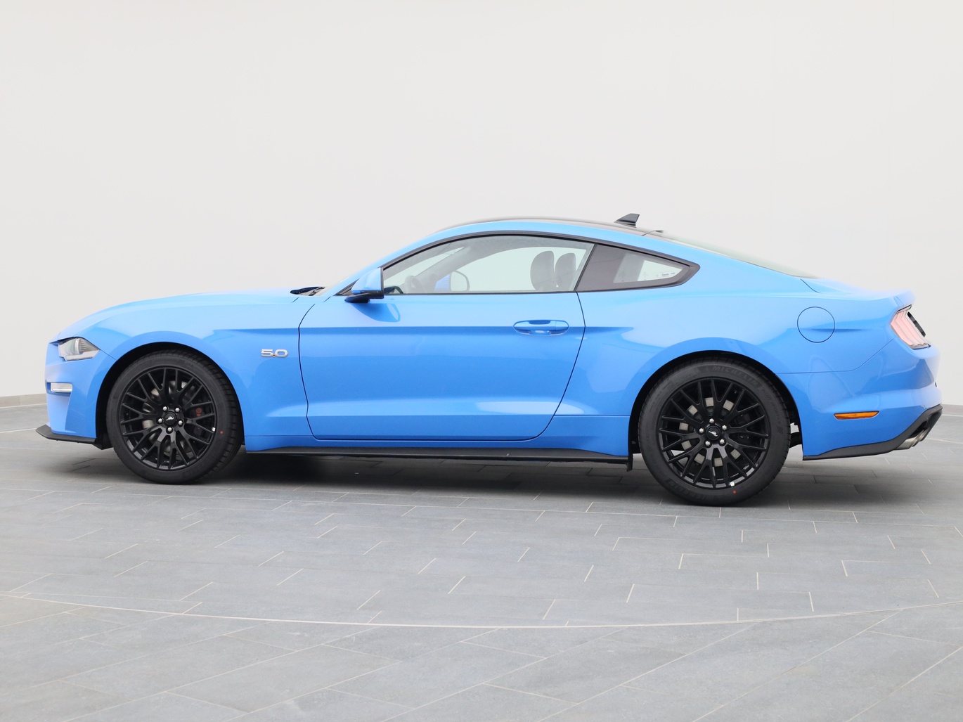  Ford Mustang GT Coupé V8 450PS / Premium 2 / Magne in Grabber Blue von Links