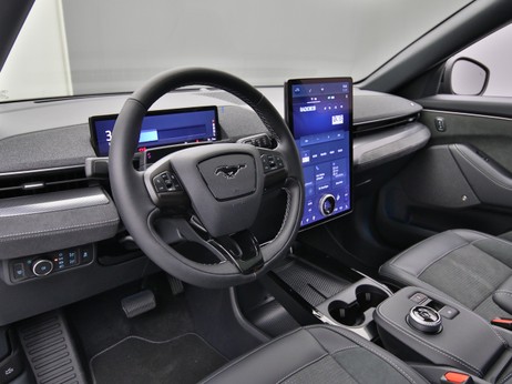 Armaturenbrett eines Ford Mustang Mach-E GT 487PS AWD / Panorama / ACC in Dark Matter Grey 