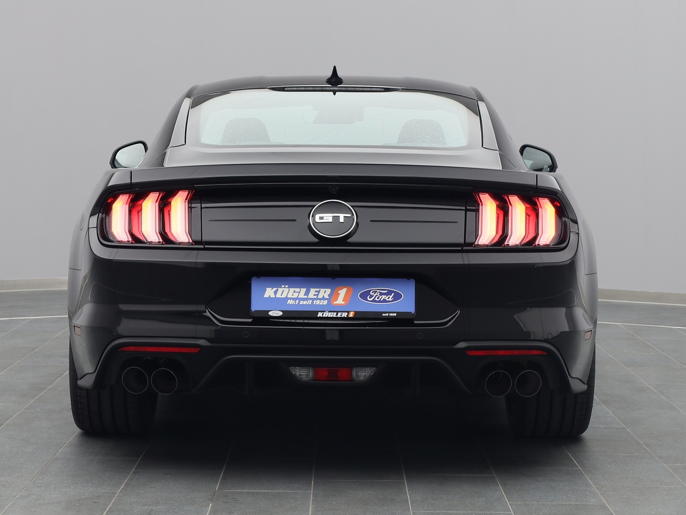 Heckansicht eines Ford Mustang GT Coupé V8 450PS Aut. / Premium 2 in Iridium Schwarz 