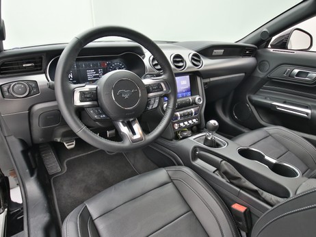 Armaturenbrett eines Ford Mustang GT Cabrio V8 450PS / Premium 2 / B&O in Iridium Schwarz 