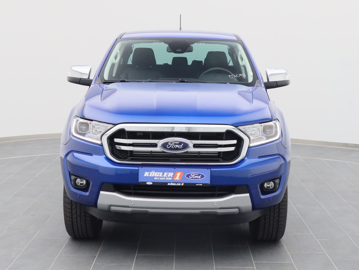 Frontansicht eines Ford Ranger DoKa Limited 213PS Aut. / AHK / PDC in Saphir Blau 
