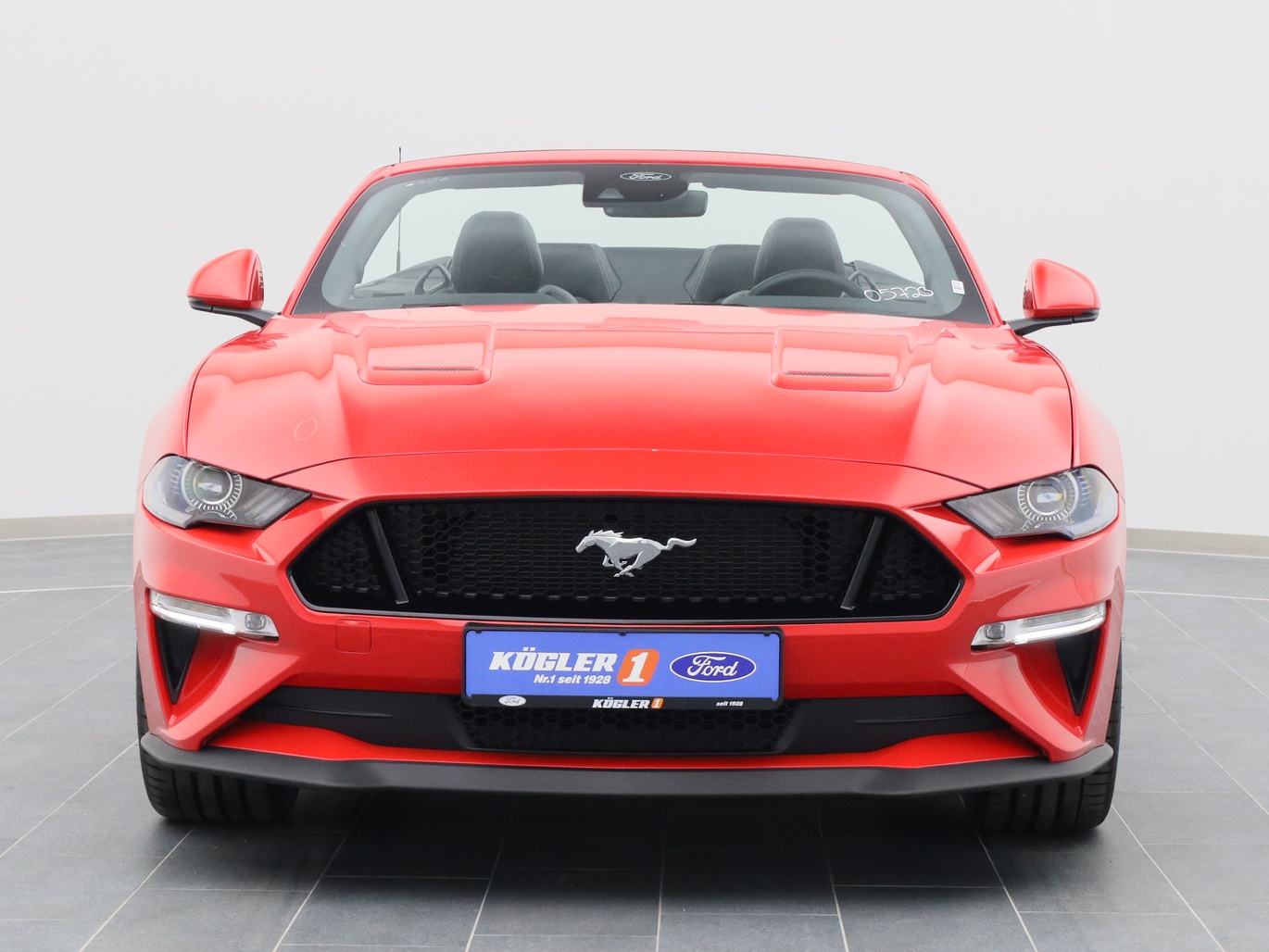 Frontansicht eines Ford Mustang GT Cabrio V8 450PS Aut. / Premium 2 in Race-rot 