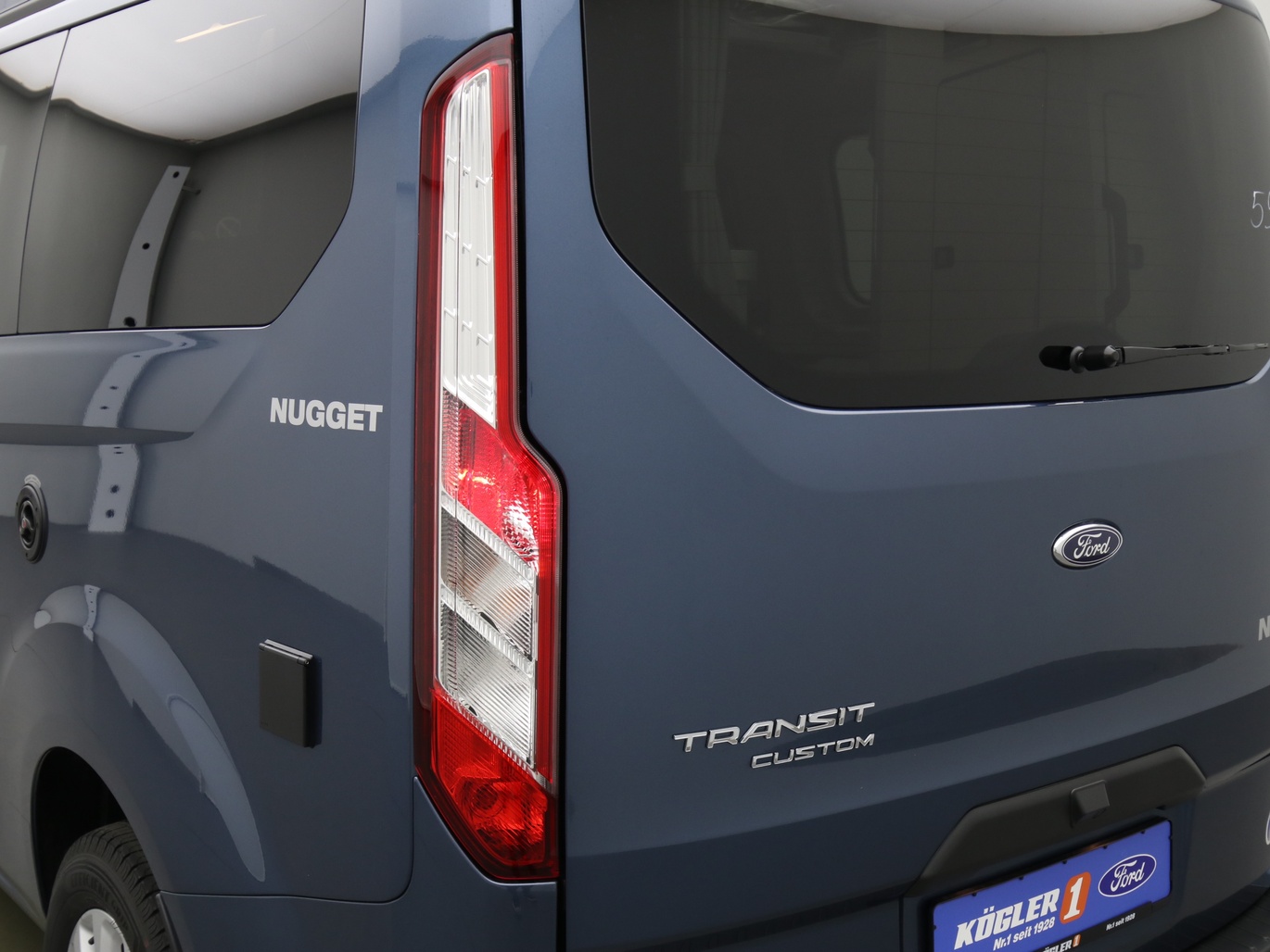 Ford Transit Nugget Aufstelldach 185PS Aut. in Chroma Blau 