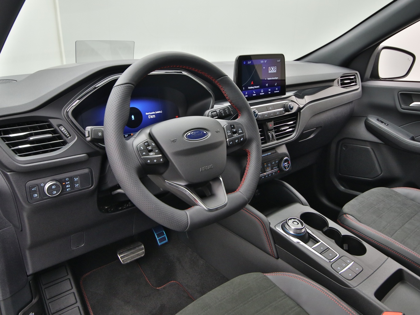 Armaturenbrett eines Ford Kuga ST-Line X 225PS Plug-in-Hybrid Aut. in Agate Black 
