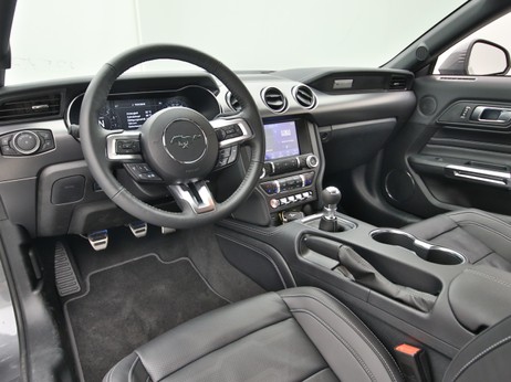 Armaturenbrett eines Ford Mustang GT Cabrio V8 450PS / Premium 4 in Carbonized Gray 