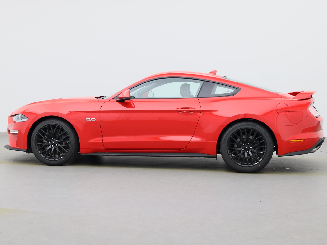  Ford Mustang GT Coupé V8 450PS / Premium 2 / Magne in Race-rot von Links