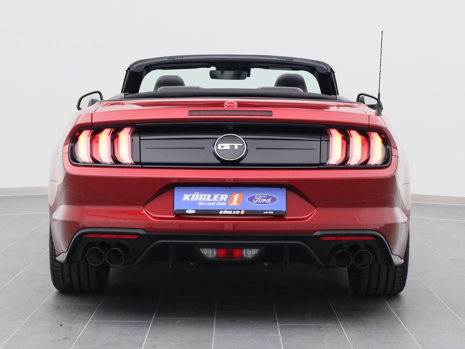 Heckansicht eines Ford Mustang GT Cabrio V8 450PS / Premium 2 in Lucid Rot 