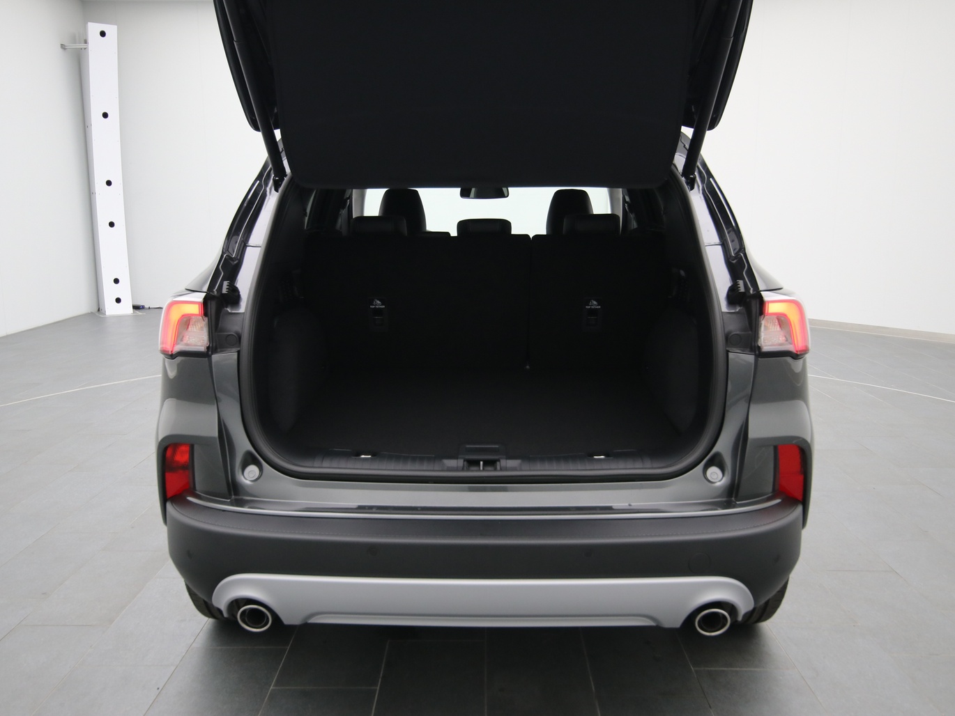  Ford Kuga Titanium X 225PS Plug-in-Hybrid Aut. in Magnetic Grau 