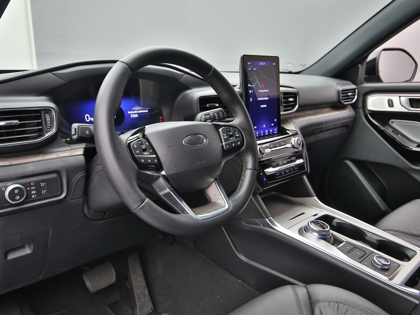 Armaturenbrett eines Ford Explorer Platinum 457PS Plug-in-Hybrid / AHK in Carbonized Gray 