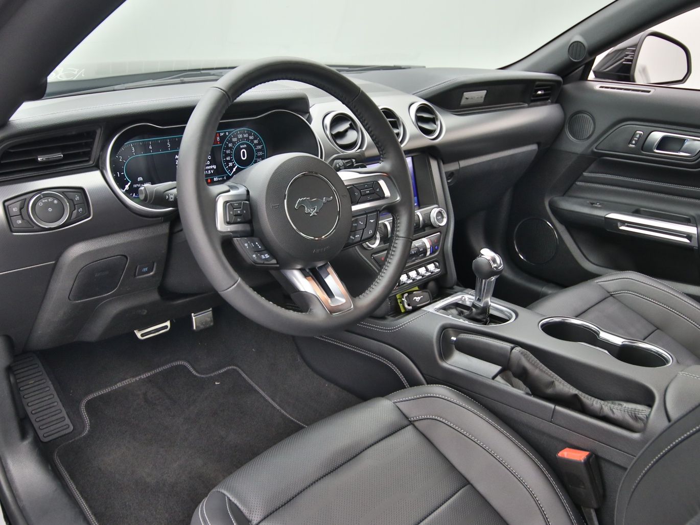 Armaturenbrett eines Ford Mustang GT Coupé V8 450PS / Premium 3 / Magne in Iridium Schwarz 