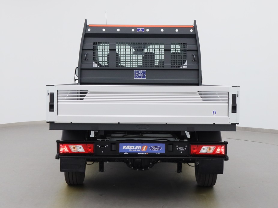 Heckansicht eines Ford Transit Pritsche EK 330 L1 Trend Hybrid HA in Weiss 