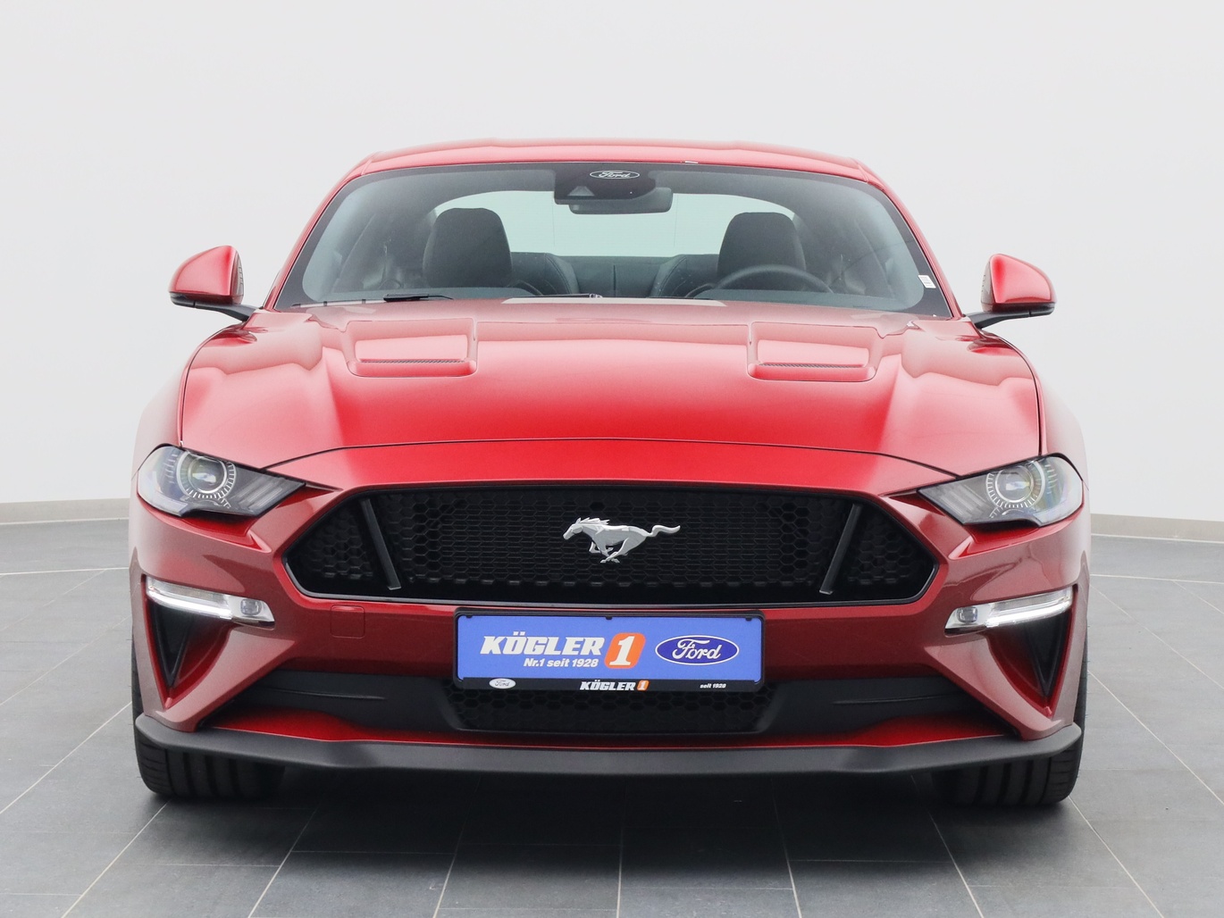 Frontansicht eines Ford Mustang GT Coupé V8 450PS / Premium 2 / B&O in Lucid Rot 