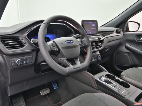 Armaturenbrett eines Ford Kuga ST-Line X 225PS Plug-in-Hybrid Aut. in Lucid Rot 
