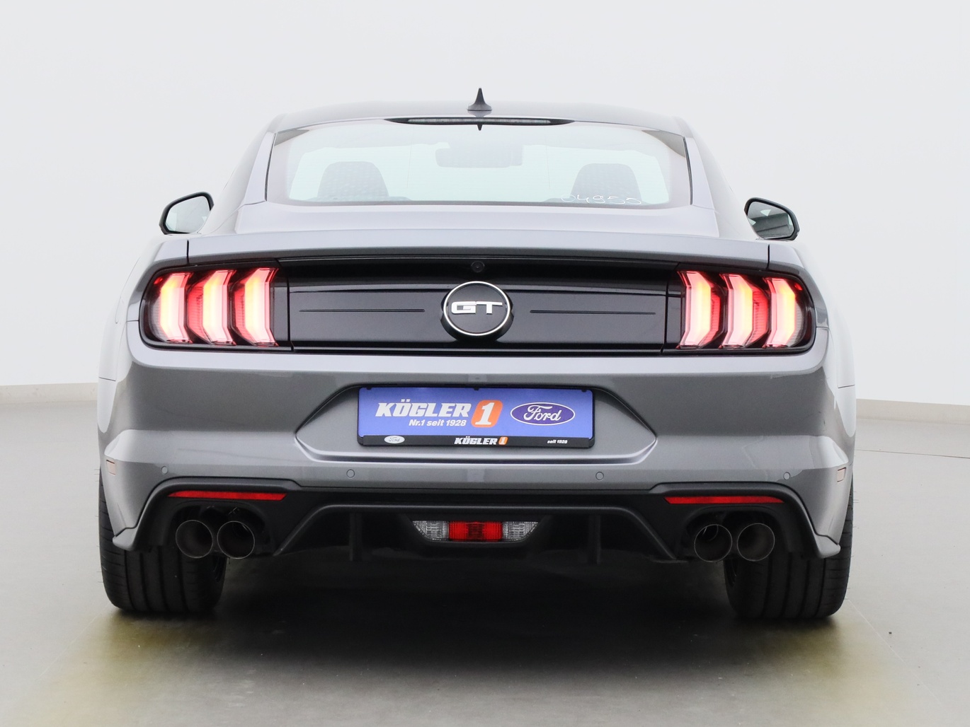 Heckansicht eines Ford Mustang GT Coupé V8 450PS / Premium 2 / B&O in Carbonized Gray 