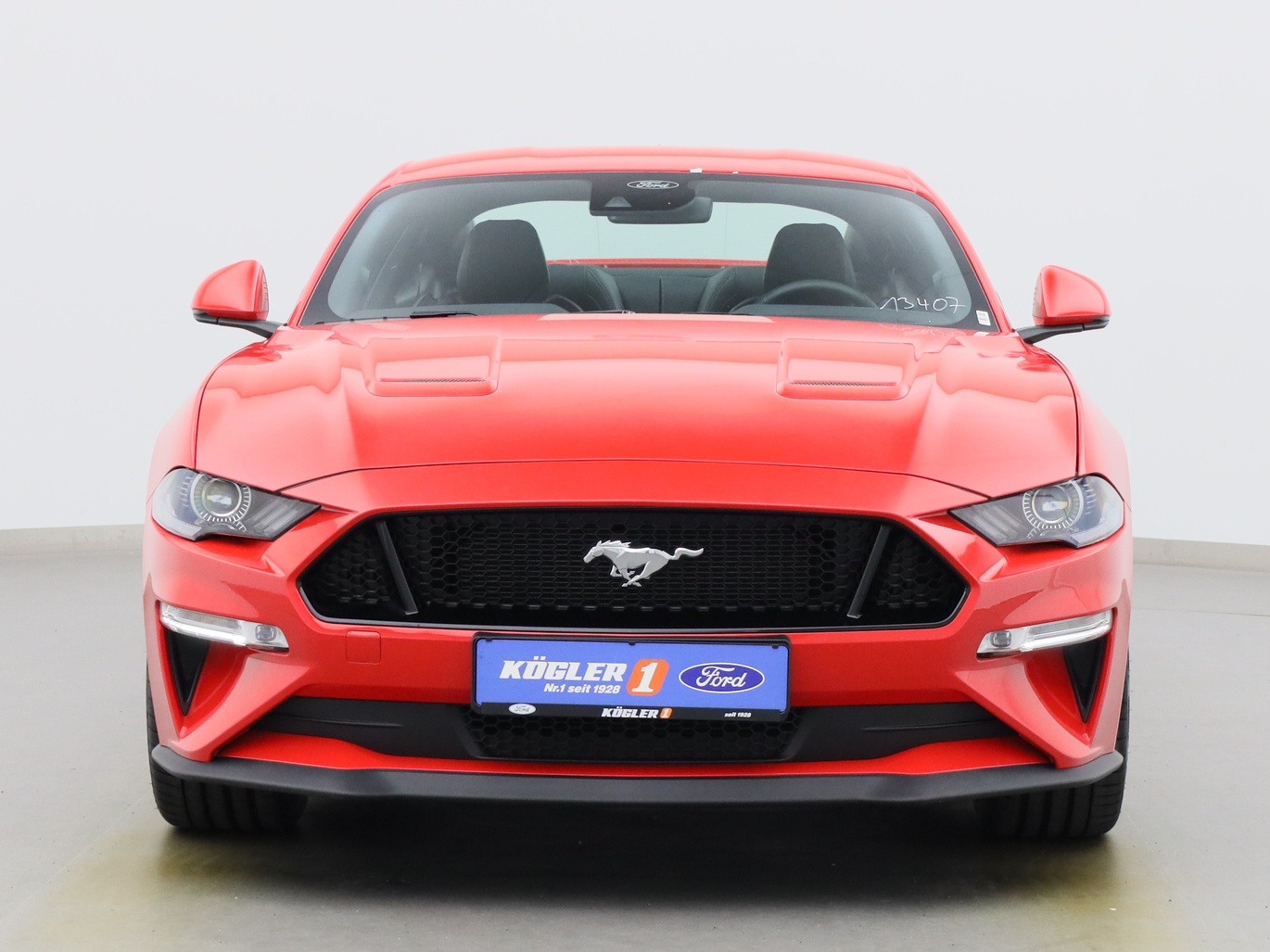 Frontansicht eines Ford Mustang GT Coupé V8 450PS / Premium 2 / Magne in Race-rot 