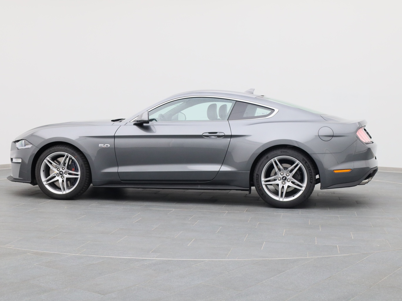  Ford Mustang GT Coupé V8 450PS / Premium 3 in Carbonized Gray von Links