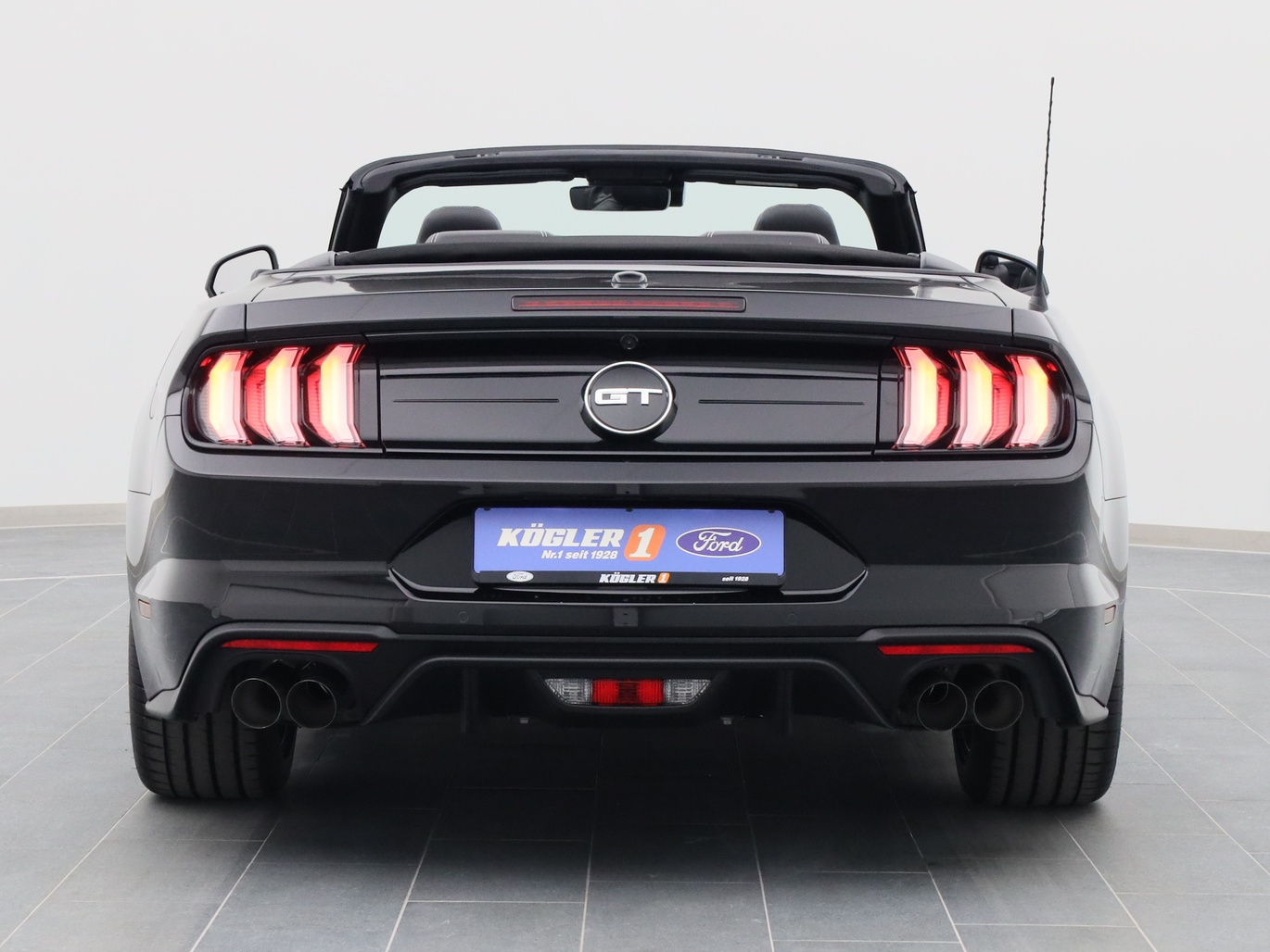 Heckansicht eines Ford Mustang GT Cabrio V8 450PS Aut. / Premium 2 in Iridium Schwarz 