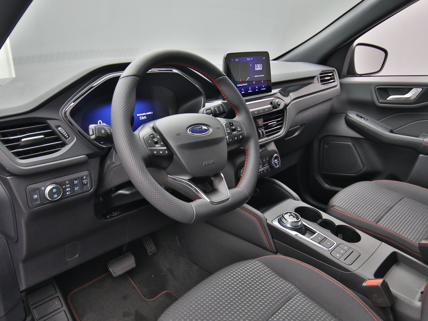 Armaturenbrett eines Ford Kuga ST-Line 225PS Plug-in-Hybrid Aut. in Chrome Blue 
