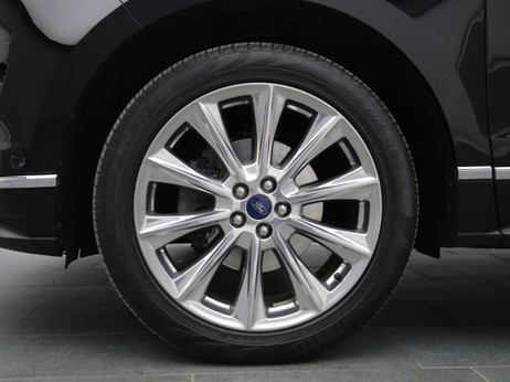  Ford Edge Vignale 210 PS Aut. 4X4 / Standheiz. / Parkass. in Iridium Schwarz 