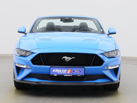 Frontansicht eines Ford Mustang GT Cabrio V8 450PS / Premium 2 / B&O in Grabber Blue 