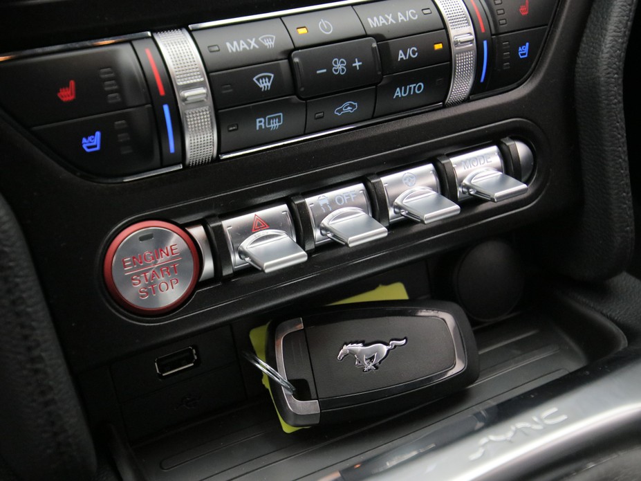  Ford Mustang GT Coupé V8 450PS / Premium 2 in Grabber Blue 