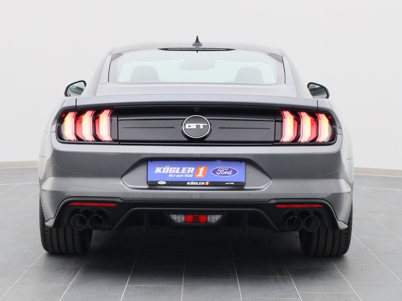 Heckansicht eines Ford Mustang GT Coupé V8 450PS Aut. / Premium 3 in Carbonized Gray 