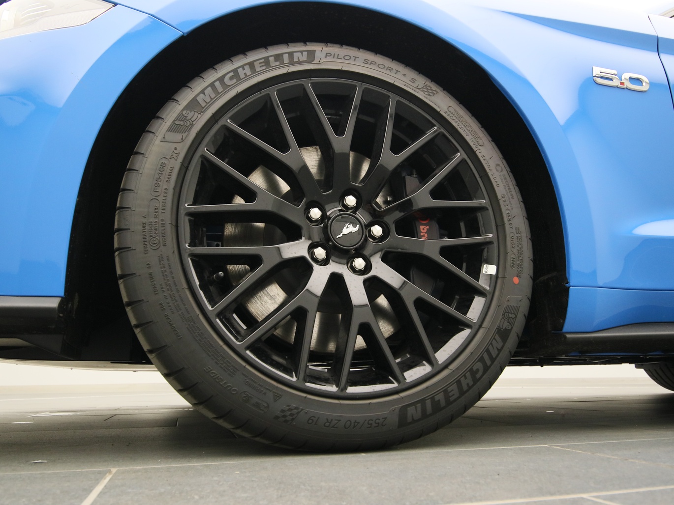  Ford Mustang GT Coupé V8 450PS / Premium 2 / B&O in Grabber Blue 