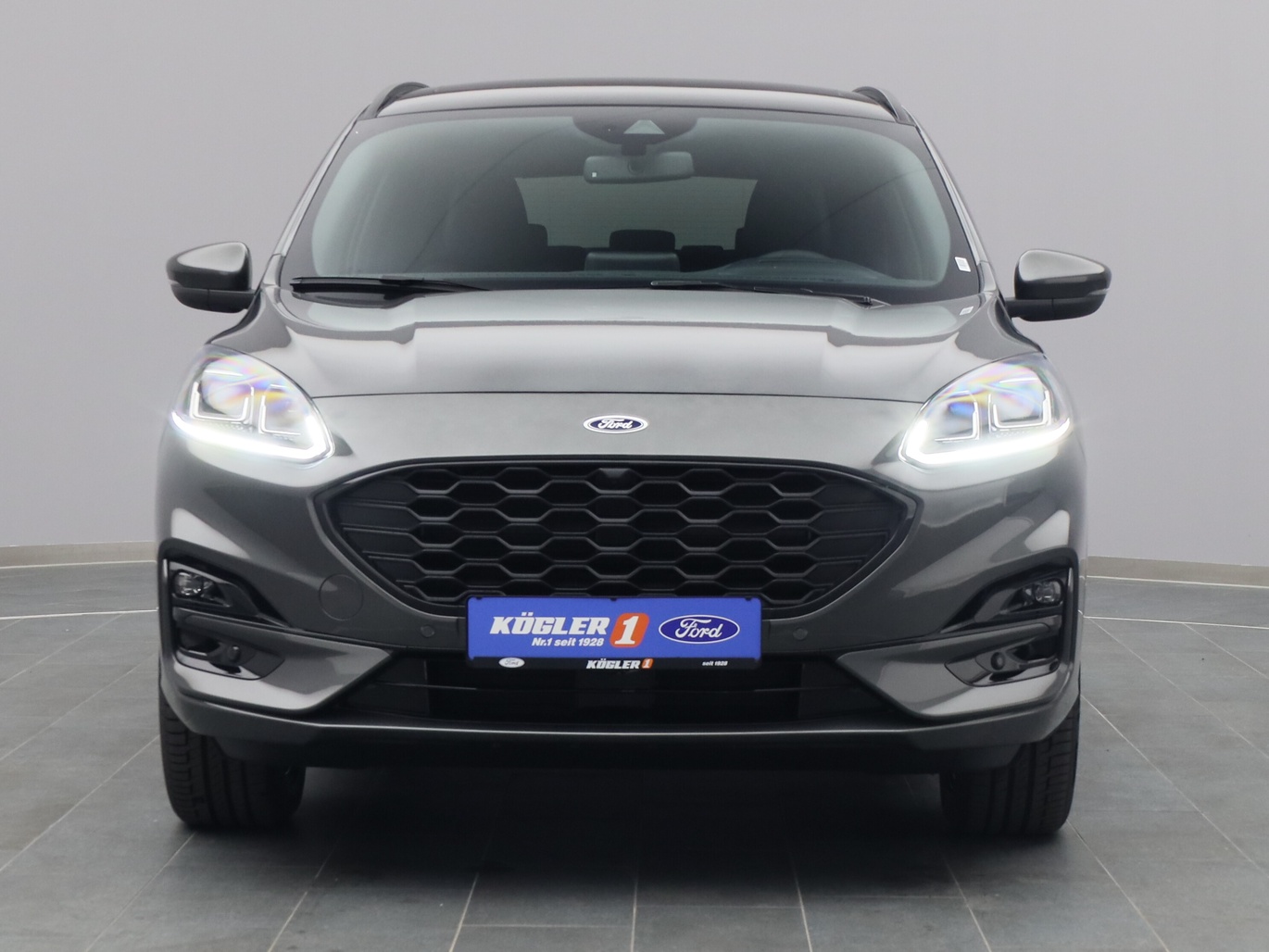 Frontansicht eines Ford Kuga ST-Line X 225PS Plug-in-Hybrid Aut. in Magnetic Grau 