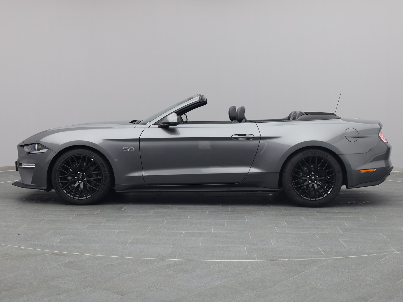  Ford Mustang GT Cabrio V8 450PS / Premium 2 / Magne in Carbonized Gray 