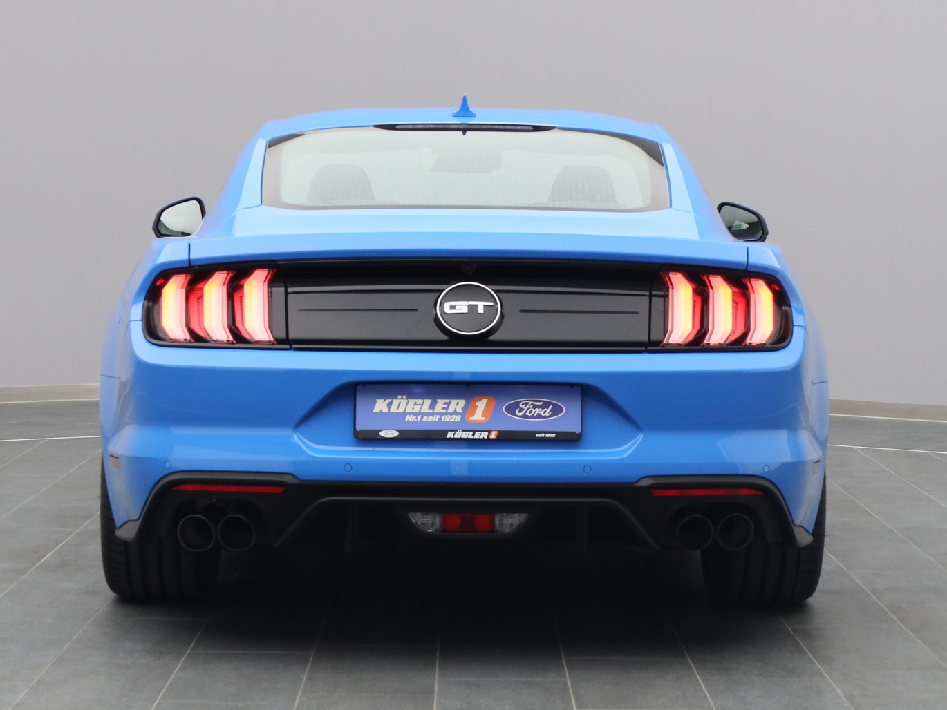 Heckansicht eines Ford Mustang GT Coupé V8 450PS / Premium 2 in Grabber Blue 