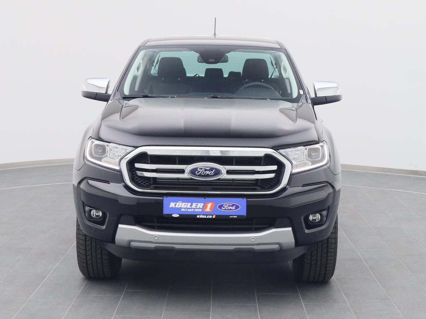 Frontansicht eines Ford Ranger DoKa Limited 213PS / AHK / PDC / Rollo in Agate Black 