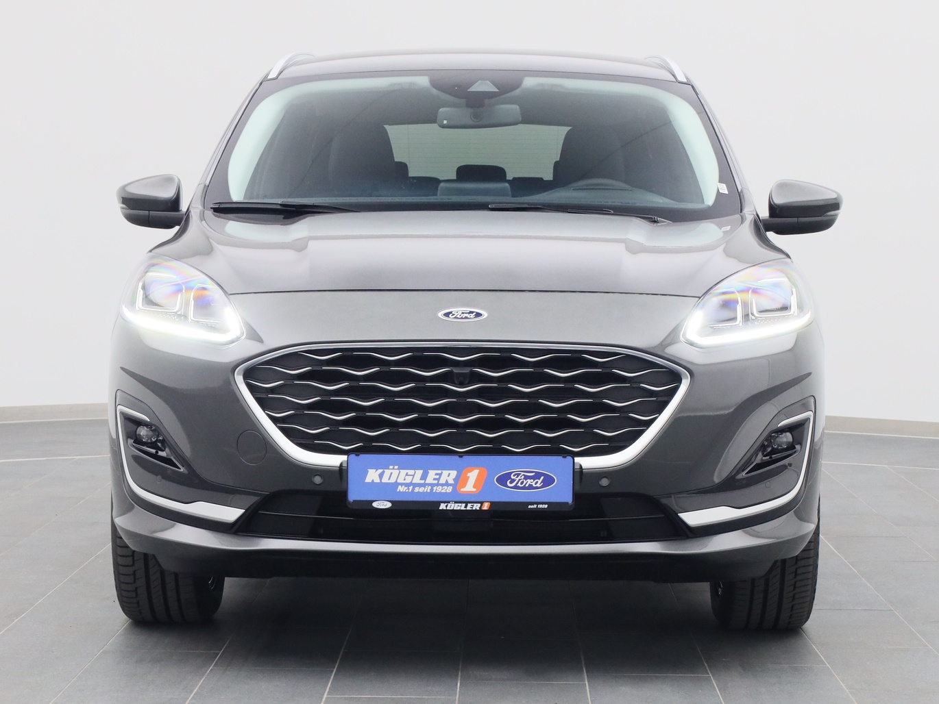 Frontansicht eines Ford Kuga Vignale 225PS Plug-in-Hybrid Aut. in Magnetic Grau 