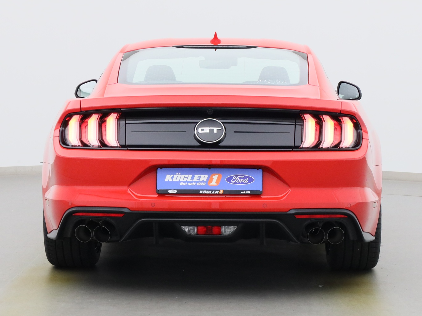 Heckansicht eines Ford Mustang GT Coupé V8 450PS / Premium 2 / B&O in Race-rot 