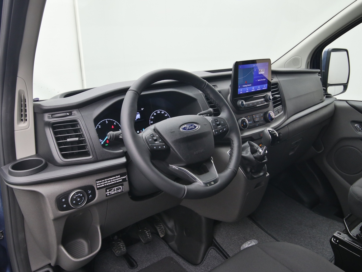 Armaturenbrett eines Ford Transit Nugget Aufstelldach 185PS / Sicht-P3 in Chroma Blau 