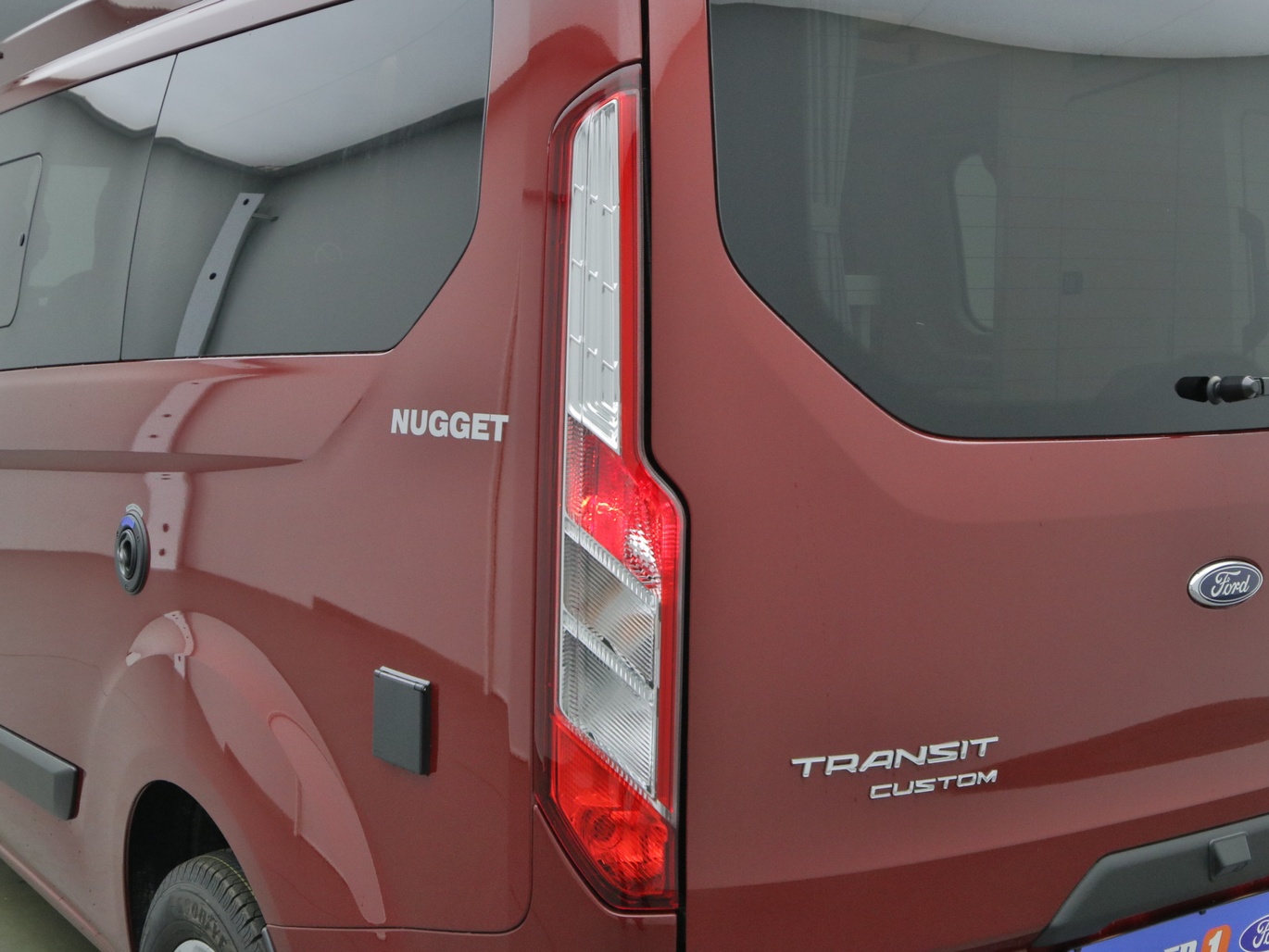  Ford Transit Nugget Hochdach 185PS Aut. / Sicht-P3 in Dunkel Karmin Rot 