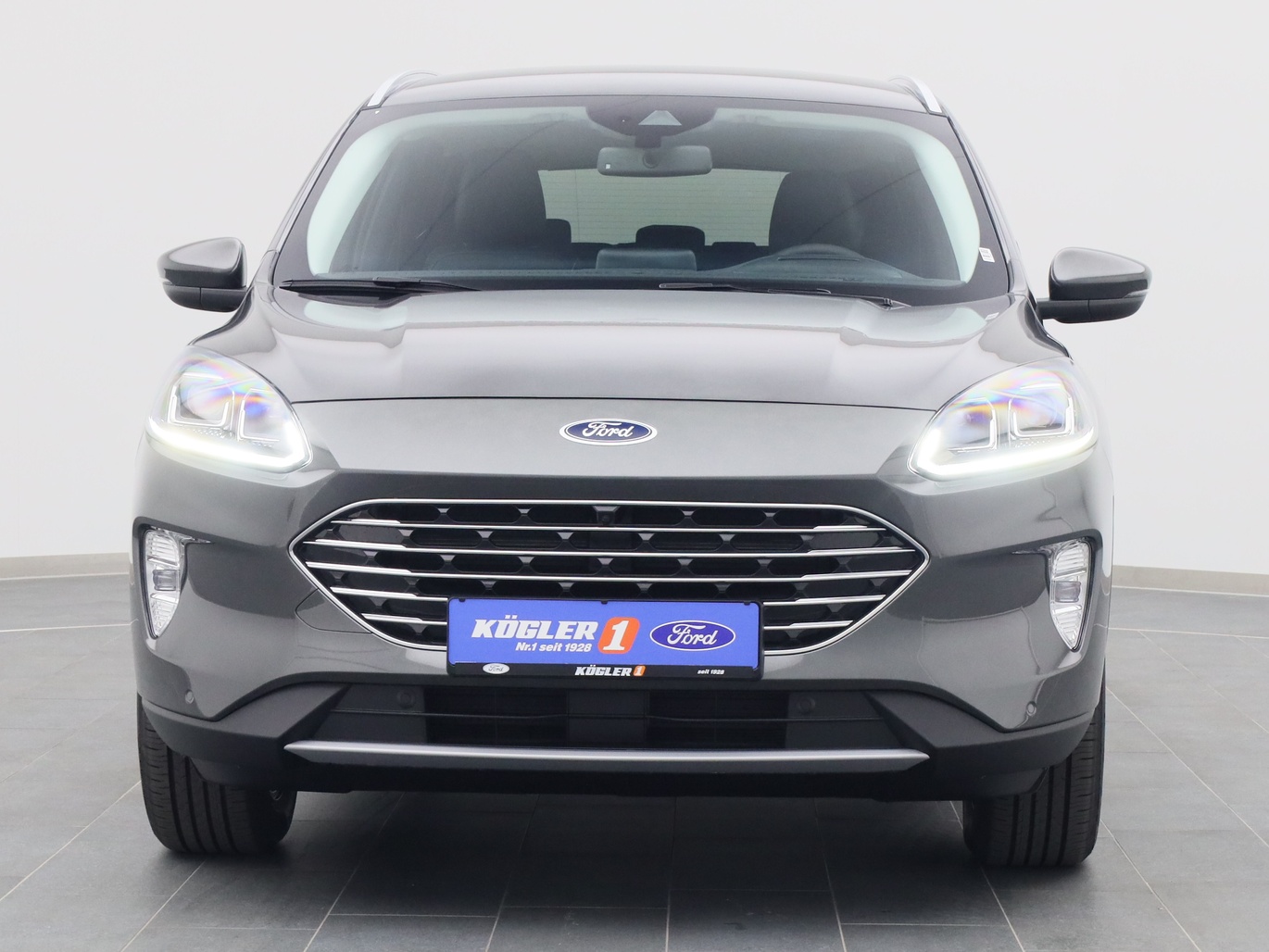 Frontansicht eines Ford Kuga Titanium X 225PS Plug-in-Hybrid Aut. in Magnetic Grau 