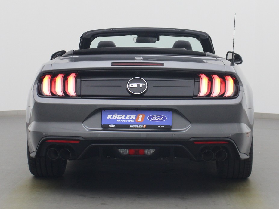Heckansicht eines Ford Mustang GT Cabrio V8 450PS / Premium 4 / B&O in Carbonized Gray 
