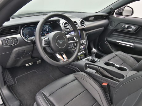 Armaturenbrett eines Ford Mustang GT Coupé V8 450PS / Premium 3 / Magne in Iridium Schwarz 