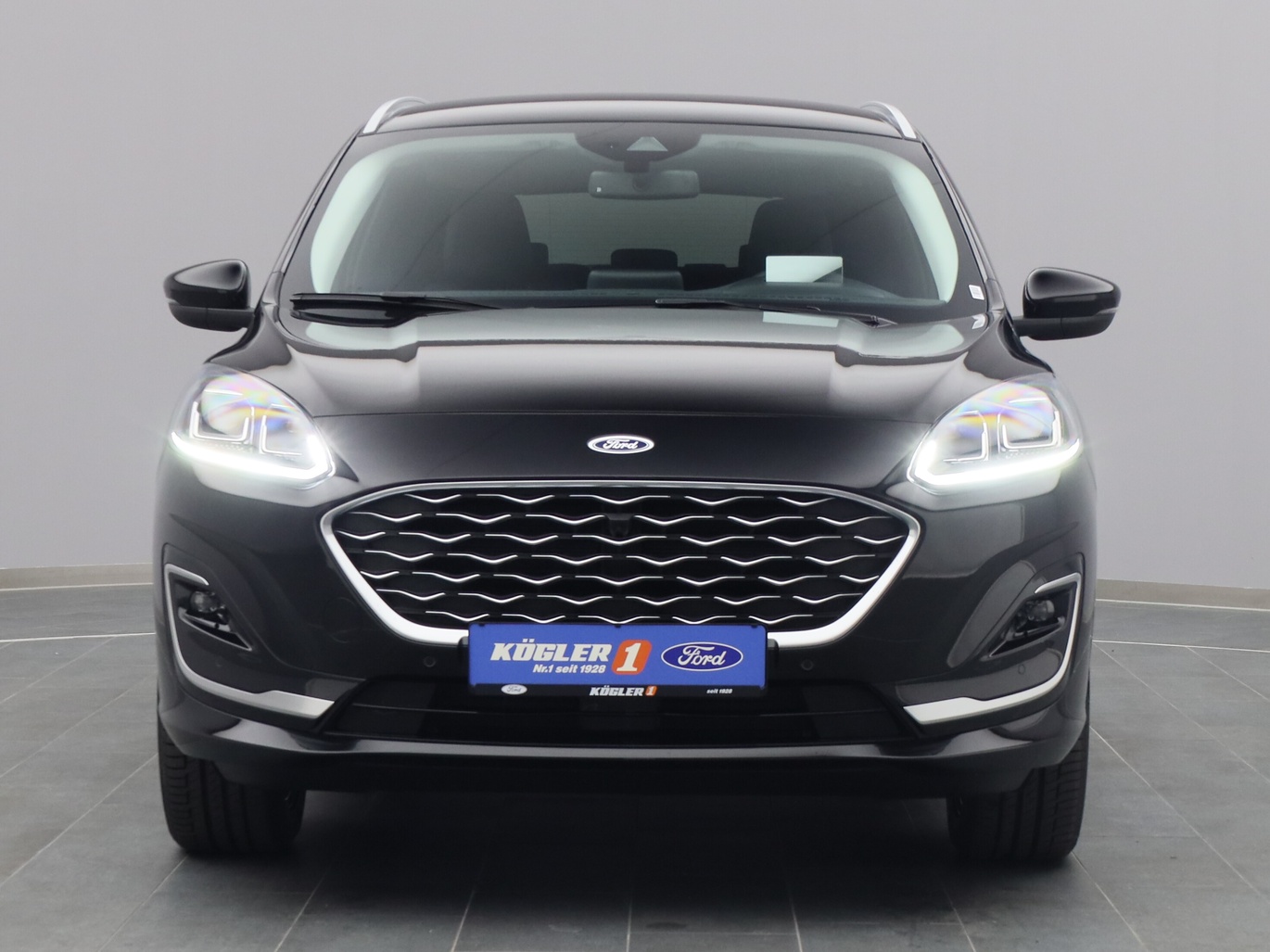 Frontansicht eines Ford Kuga Vignale 225PS Plug-in-Hybrid Aut. in Agate Black 