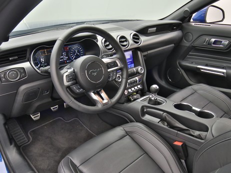 Armaturenbrett eines Ford Mustang GT Cabrio V8 450PS / Premium 2 / Magne in Atlas Blau 