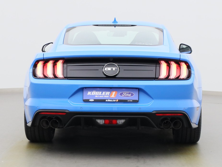 Heckansicht eines Ford Mustang GT Coupé V8 450PS / Premium 2 / Recaro in Grabber Blue 