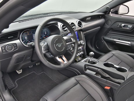 Armaturenbrett eines Ford Mustang GT Coupé V8 450PS / Premium 3 / B&O in Iridium Schwarz 