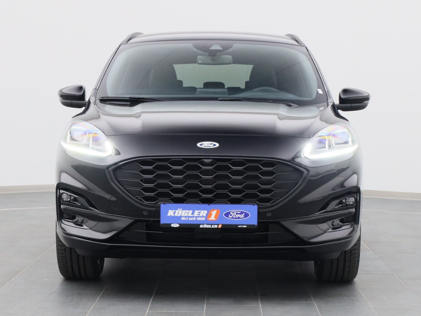 Frontansicht eines Ford Kuga ST-Line X 225PS Plug-in-Hybrid Aut. in Agate Black 