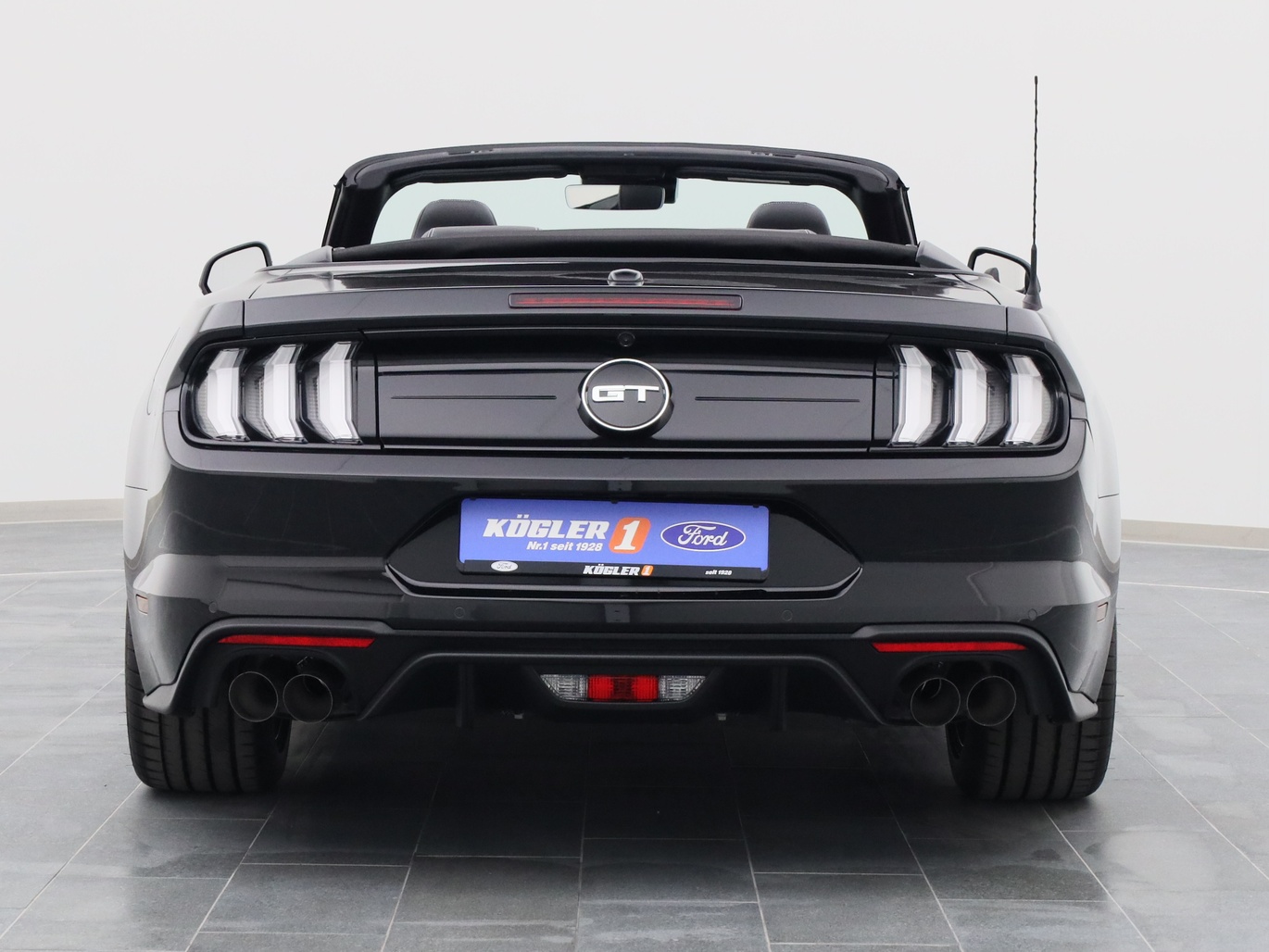 Heckansicht eines Ford Mustang GT Cabrio V8 450PS Aut. / Premium 2 in Iridium Schwarz 