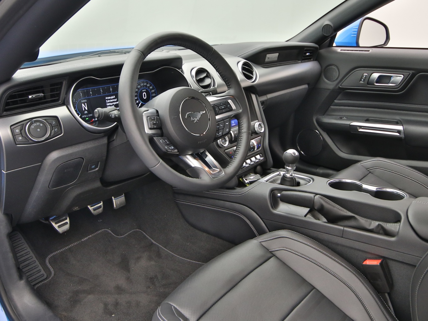 Armaturenbrett eines Ford Mustang GT Cabrio V8 450PS / Premium 2 / B&O in Grabber Blue 