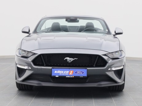 Frontansicht eines Ford Mustang GT Cabrio V8 450PS Aut. / Premium 2 in Carbonized Gray 